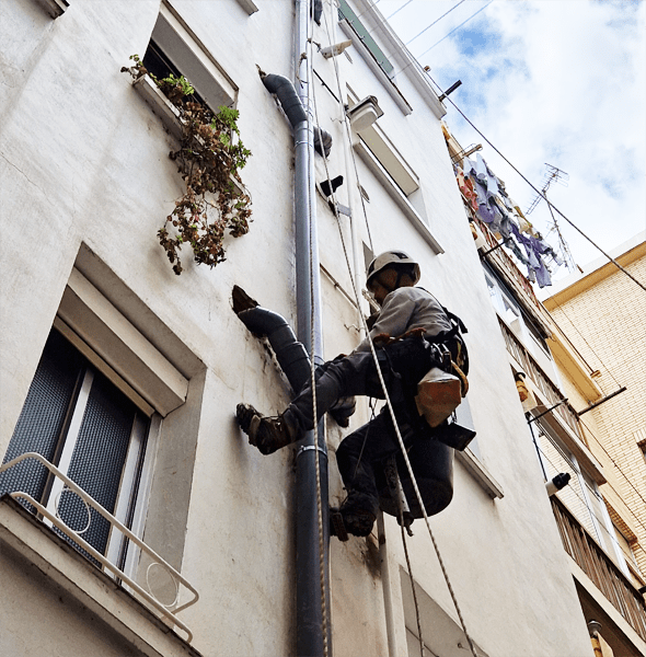 Euroalturas - Instalación de tubos y bajantes de agua